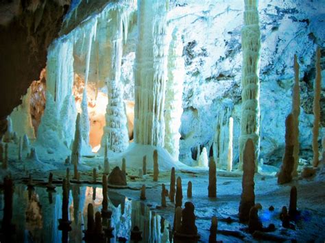 Enchanting Italy The Amazing Caves Of Le Marche Le Grotte Di Frasassi