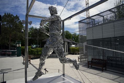 Une statue géante de Rafael Nadal dévoilée à Roland-Garros | La Presse