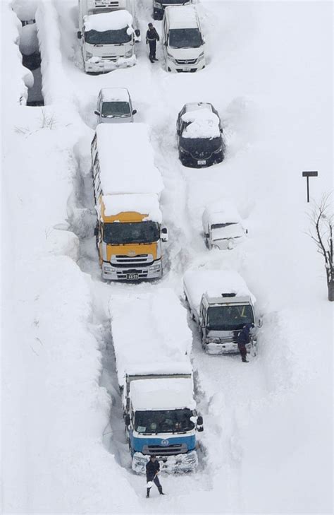 Downtown tokyo saw its heaviest snowfall for years this monday, causing travel chaos throughout the city. GALLERY: Heavy snow in central Japan