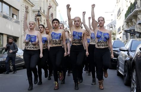 Fotostrecke Femen Protest In Paris Nackt Und Mit Hitlerbärtchen Gegen Fn Politik