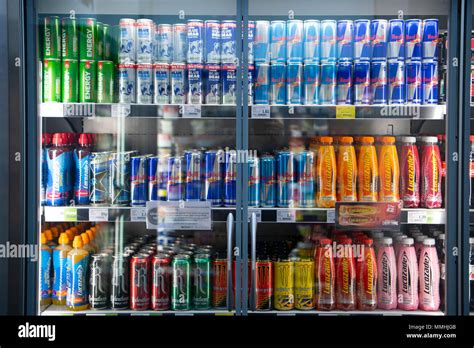 Las bebidas gaseosas de venta en un supermercado NEVERA REFRIGERADOR Fotografía de stock Alamy