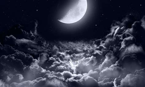 Обои на рабочий стол Луна в ночном небе над облаками обои для рабочего