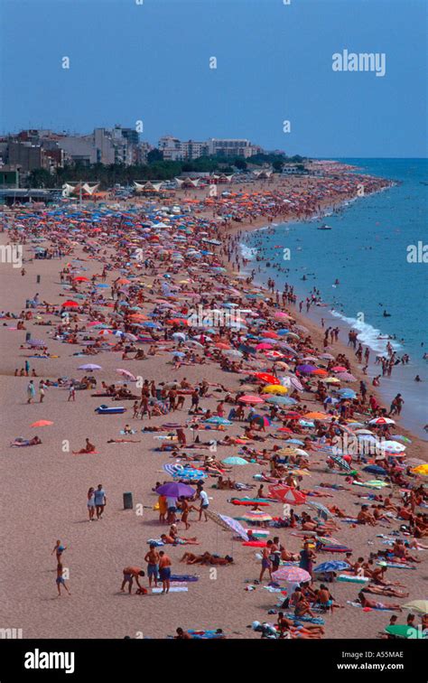 Überfüllten Strand Calella De La Costa Provinz Barcelona Spanien Stockfoto Bild Alamy