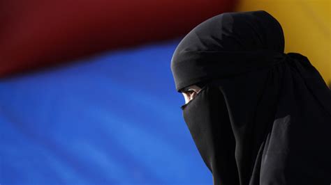 Interdiction Du Niqab La France Condamnée Par Un Groupe Dexperts De Lonu — Rt En Français