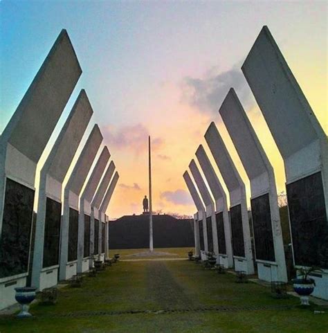 Monumen jendral sudirman terletak di desa pakis baru, kecamatan nawangan, terdapat montenen dan markas gerilya jendral sudirman serta perpustakaan. Referensi Wisata Pacitan Lengkap. Mulai Pantai, Bukit, dan Kulinernya