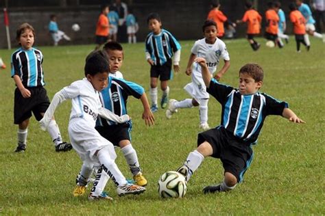 Imagen de niños jugando futbol en el barrio : Miles de niños cada día sueñan con brillar en el futbol ...