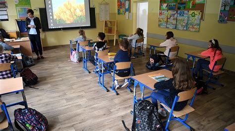 Zakończenie roku szkolnego w klasach maturalnych. Powrót do szkół klas I-III. Minister edukacji: "Wysyłanie ...