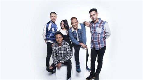 Dikarenakan dalam satu artikel ada begitu banyak lirik yang ditampilkan sehingga loadingnya menjadi berat maka munculah 100 lirik lagu rohani part 2 yang. Chord Kunci Gitar dan Lirik Lagu 7 Samudra - Gamma1: Hadirmu akan Menjadi Cerita Terindah ...