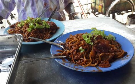 The ingredients of all three dishes are practically the same, only the style of preparation differs, with pasembur served. Best Mee Goreng Mamak in Penang — FoodAdvisor