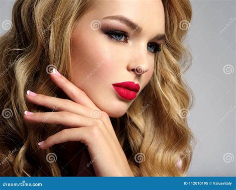 mooi jong blond meisje met sexy rode lippen stock afbeelding image of perfect haarstijl