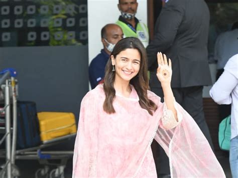 alia bhatt returns to work after marriage actress seen wearing a pink suit वायरल वीडियो शादी