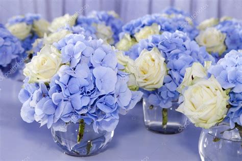 Scegli la consegna gratis per riparmiare di più. bouquet di fiori bianchi e blu in vaso di vetro ...