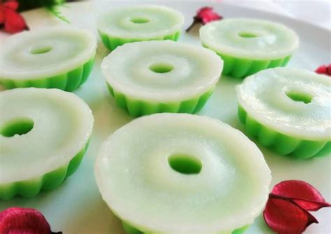 500 ml santan 150 gr gula aren 1/2 sdt garam 1 biji buah pala (haluskan). Resep Kue Talam Pandan oleh Anik wina - Cookpad