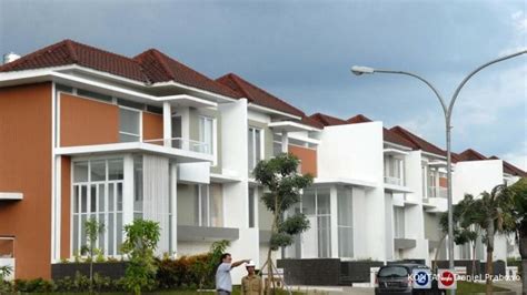 Beberapa keluarga tinggal di rumah yang tidak luas, akibat semakin tingginya harga rumah dan tanah. Harga rumah mewah di Jakarta naik tertinggi