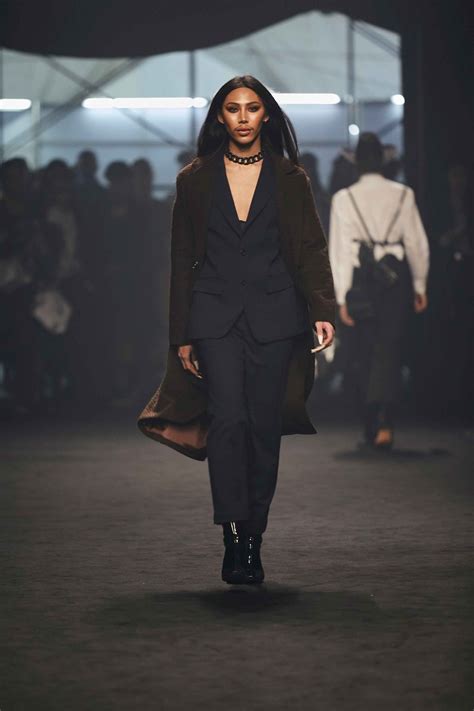 Greyhound Original Elle Fashion Week Fallwinter 2019