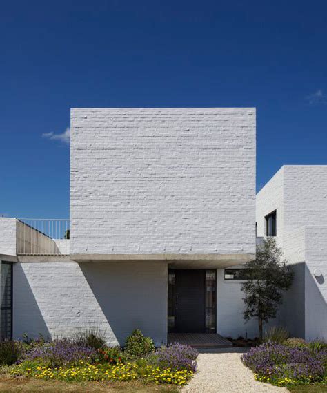 Swansilvas White Brick House In South Africa Emerges Through