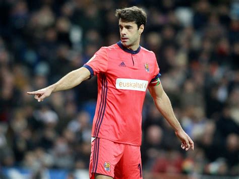 Real sociedad b live score (and video online live stream), team roster with season schedule and real sociedad b performance & form graph is sofascore football livescore unique algorithm that we. Gesicht statt Wappen: San Sebastian ehrt Klub-Ikone Xabi ...