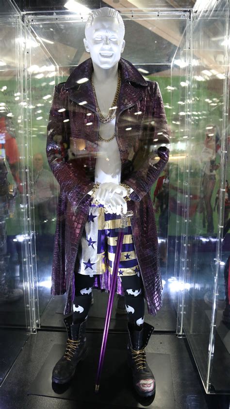 Nuwind costume da joker per uomini adulti camicia cappotto pantaloni gilet set completo knight clown fancy halloween cosplay props. Suicide Squad: Batman Joker Costume Revealed in Toy Images ...