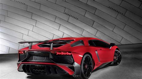 Rp 11 m on the road 4.500 km with exactly 100 units, this aventador is distinguished. Lamborghini head of design talks about upgrades ...