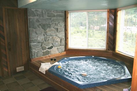 Does anyone know of any reasonable priced hotel rooms with a hot tub or jacuzzi bath (big enough for 2). Cinnamon Ridge - Keystone, Colorado - Kings Kamp