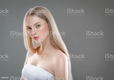 schöne frau gesicht portrait beauty skin carekonzept mit langen blonden haaren mode