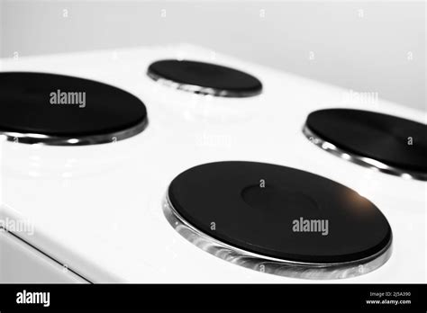 Electric stove, white freestanding cooker Stock Photo - Alamy