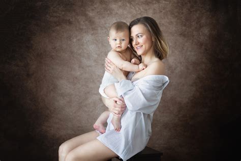 Die umarmung auf der couch oder das toben, spielen und lachen im heimischen garten. Mama-Kind Fotoshooting zu Hause ist so entspannt