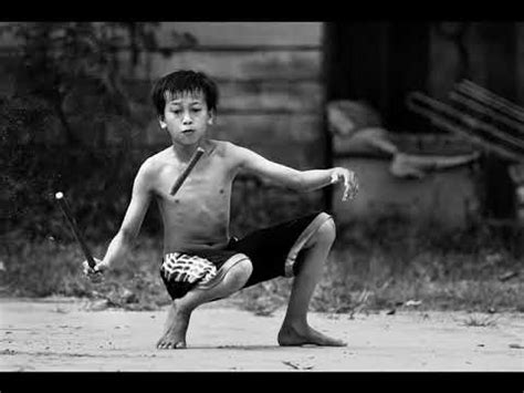 The attacker touches the chaser he wants (usually nearest to the target) and utters the word kho loudly to signify the change. Permainan Tradisi Malaysia - YouTube