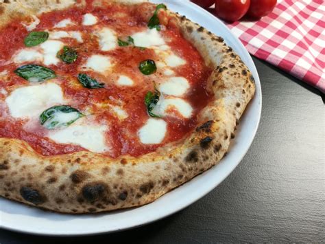 Napolitano Pizza Homemade Neapolitan Pizza Recipe Italian Recipes