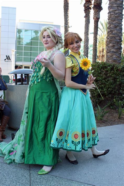 Elsa And Anna Frozen Best Disney Cosplays At Wondercon