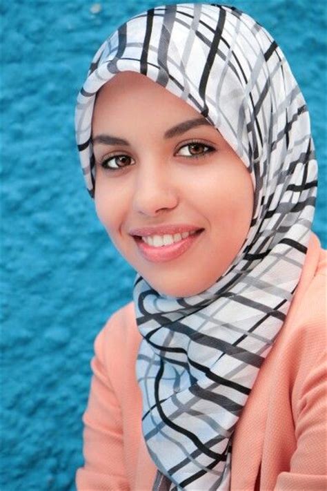 A Beautiful Smile Of A Muslim Woman Most Beautiful Eyes Beautiful Hijab Arab Fashion Islamic