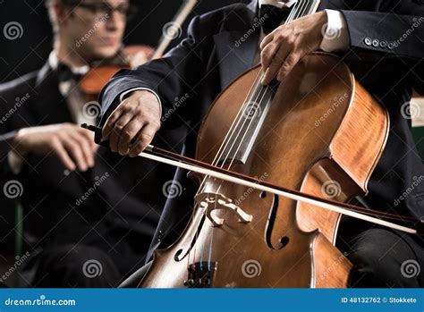 Prestazione Dell Orchestra Sinfonica Primo Piano Di Celloist Fotografia Stock Immagine Di