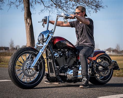 Custom Harley Davidson Blends Modern Cruiser Muscle With Classic Visual