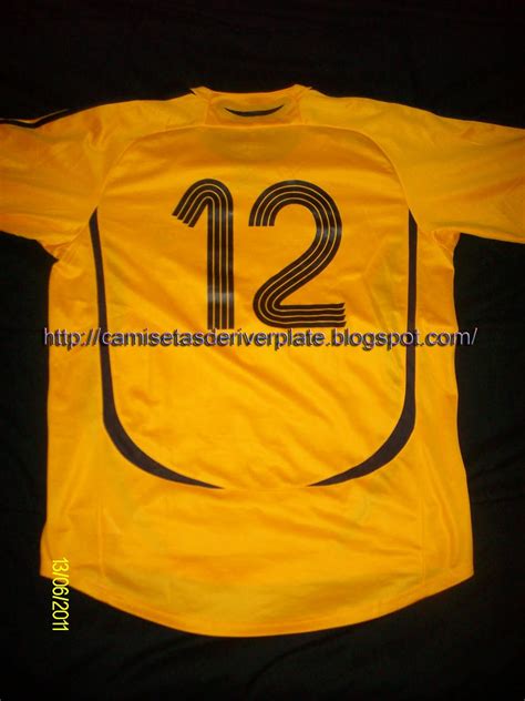 Las bajas de armani, lux, bologna y petroli en river antes de su enfrentamiento con boca este domingo, harán que el futbolista de 21 años esté desde el arranque ante el xeneize sin haber jugado nunca en primera. Camisetas de River Plate: Buzo arquero 2006/08