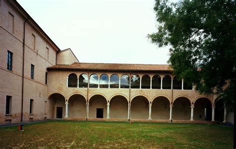 La basilica patriarcale di san domenico si trova a bologna ed è il santuario che custodisce le spoglie mortali dell'omonimo santo, fondatore dell'ordine dei frati predicatori, morto nel 1221 in una cella dell'annesso convento, da lui stesso istituito, e dove si tennero i primi capitoli generali che diedero forma all'ordine. Museo San Domenico a Forlì | Romagna.com