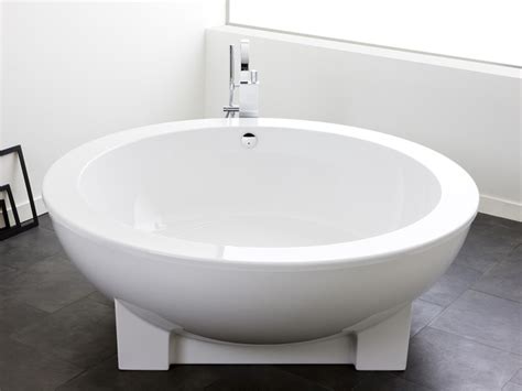 Das risiko, auf dem boden einer acrylwanne auszurutschen, ist gering. Badewannen Welches Material ist das richtige? - bauen.de