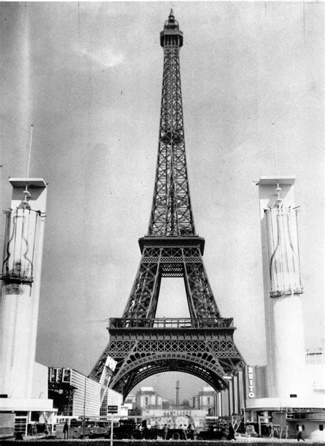 La torre eiffel (en francès, tour eiffel) és una torre formada per una estructura reticulada de ferro colat, situada a parís (frança, al camp de mart (en francès, champ de mars), a l'extrem que toca al sena, no gaire lluny del riu). La Torre Eiffel - ZONA LIBRE RADIO 1
