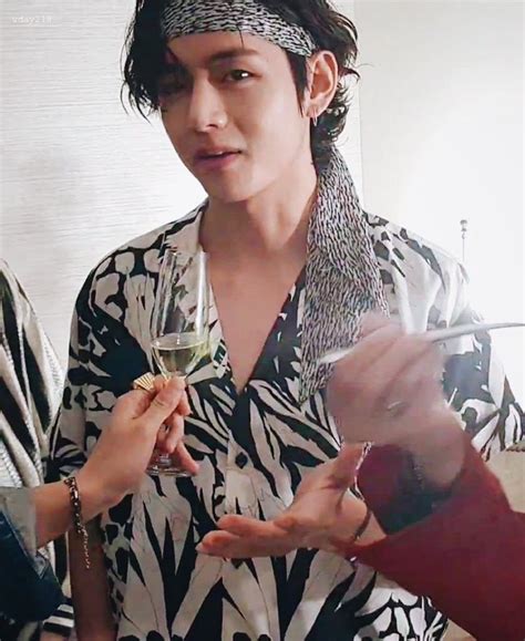Bts' jungkook's hair is always making headlines. #bts #army #taehyung #V #taetae #kimtaehyung em 2020 (com ...