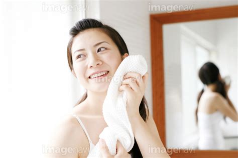 【お風呂上がりの若い女性】の画像素材 31800284 写真素材ならイメージナビ
