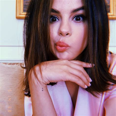Selena, 2006 yılında atv'de yayınlanmaya başlayan komedi türü televizyon dizisinin resmi youtube kanalıdır. Selena Gomez Does Not Use Instagram Now! | #The Fappening