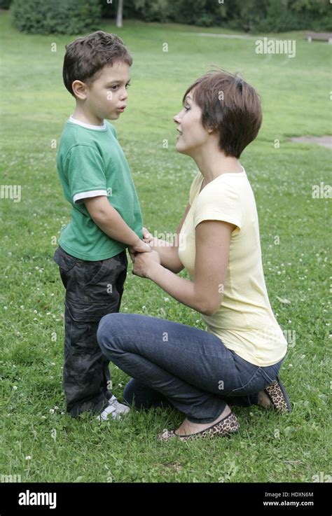 La Joven Madre Hablando Con Su Hijo El Niño En El Parque Fotografía De Stock Alamy