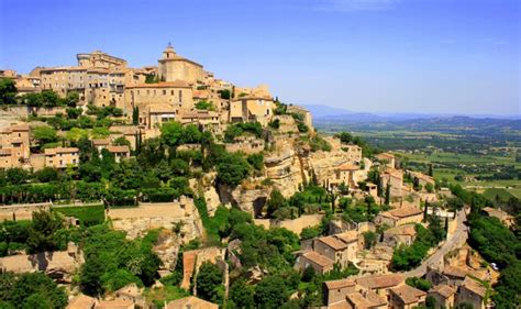 Budynki i osiedla projektowali słynni wizjonerzy sztuki. Gordes, Francja - ciekawostki turystyczne | Travelin