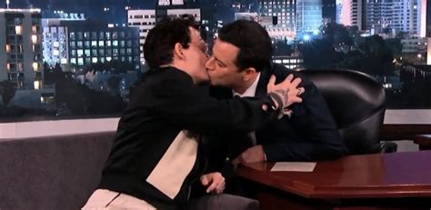 Johnny Depp Beija O Apresentador Jimmy Kimmel Pela Segunda Vez Notícias Uol Tv E Famosos