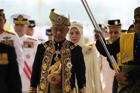 Yang di pertuan agong dan raja permaisuri agong kesebelas. TAK puas memandang dan memuji kekacakan Raja dan ...