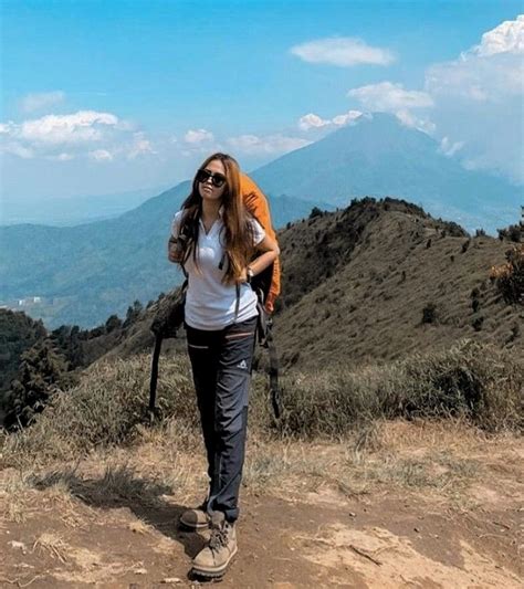 5 Tips Mendaki Untuk Perempuan Pemula Pakaian Mendaki Pakaian Hiking