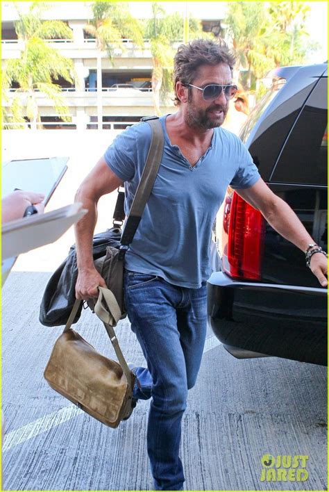 Gerard Butler His Mystery Brunette Gal Pal Fly Out Together 03 Gerard Butler Makes An Entrance