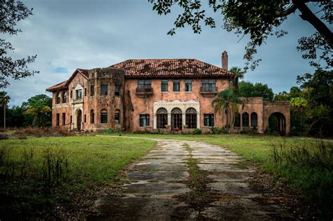 There S A Creepy But Beautiful Abandoned Mansion In Florida