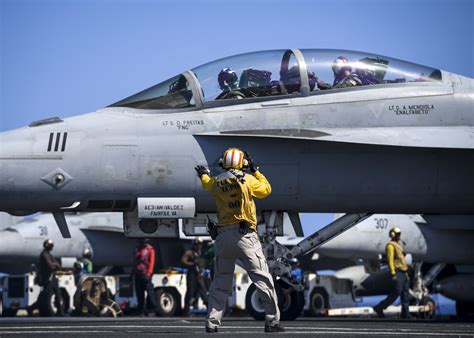 Top Gun Memoir Warns That The Navy Isnt Training Its Fighter Pilots