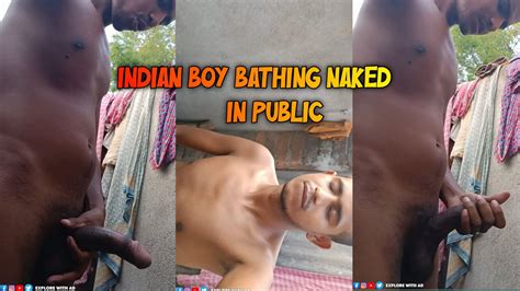 Ấn Độ làng cậu bé tắm khỏa thân trong ngoài trời và vuốt ve anh ấy lớn