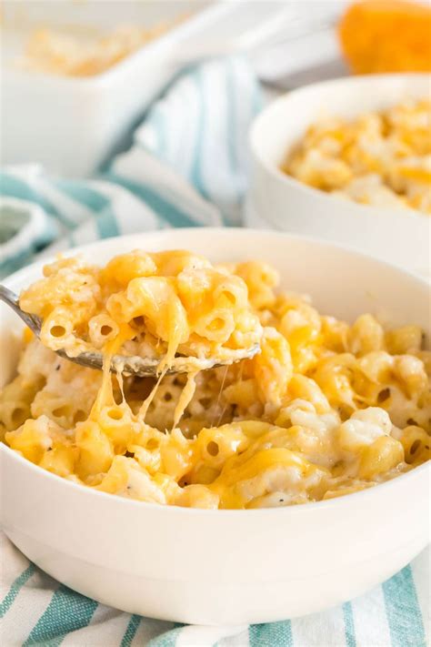 · homemade macaroni and cheese with creamy cheese sauce and buttery cracker topping is the ultimate comfort food. Easy Baked Macaroni and Cheese - Play Party Plan